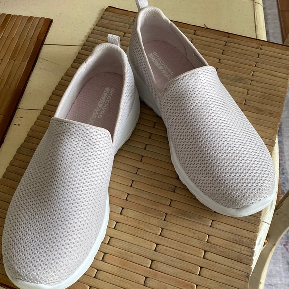 Skechers Women's Soft Gray Mesh Slip-On Goga Max /Gen 5 Walking Sneakers - Picture 1 of 6